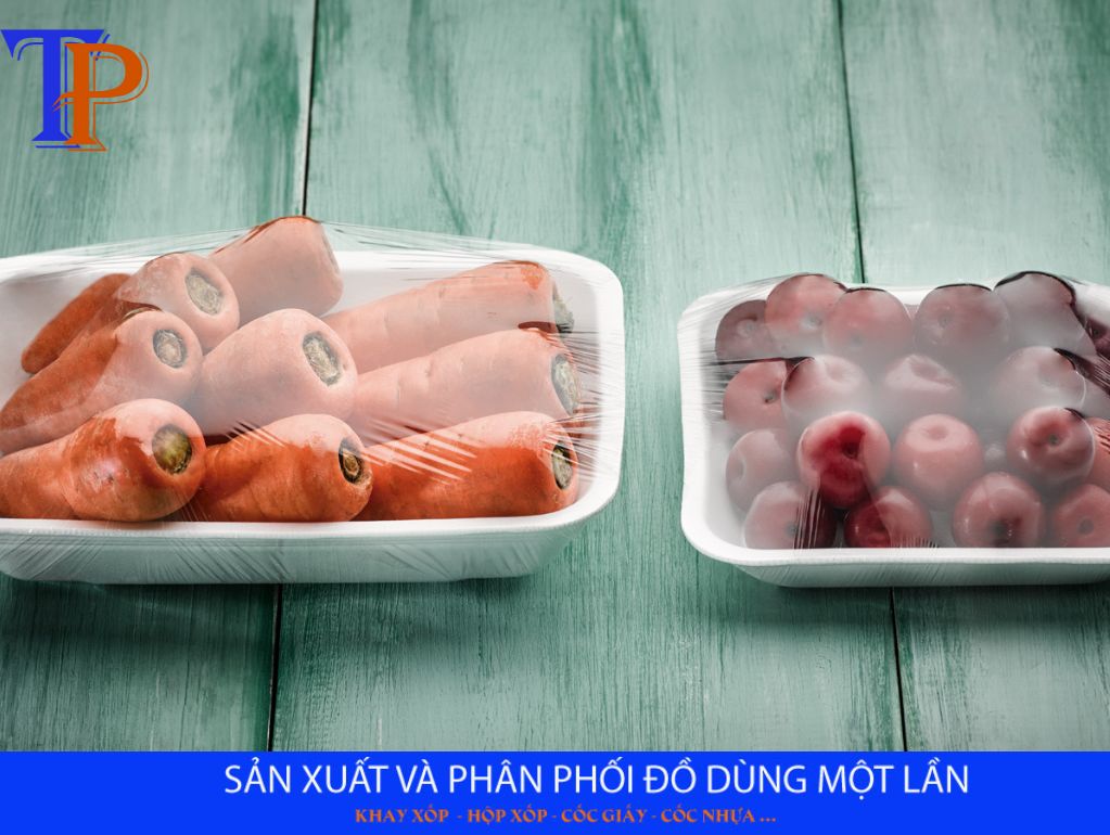 Rau củ quả đựng trong khay xốp gọn gàng, vệ sinh