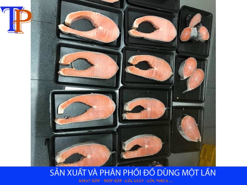 Khay xốp màu đen đựng cá