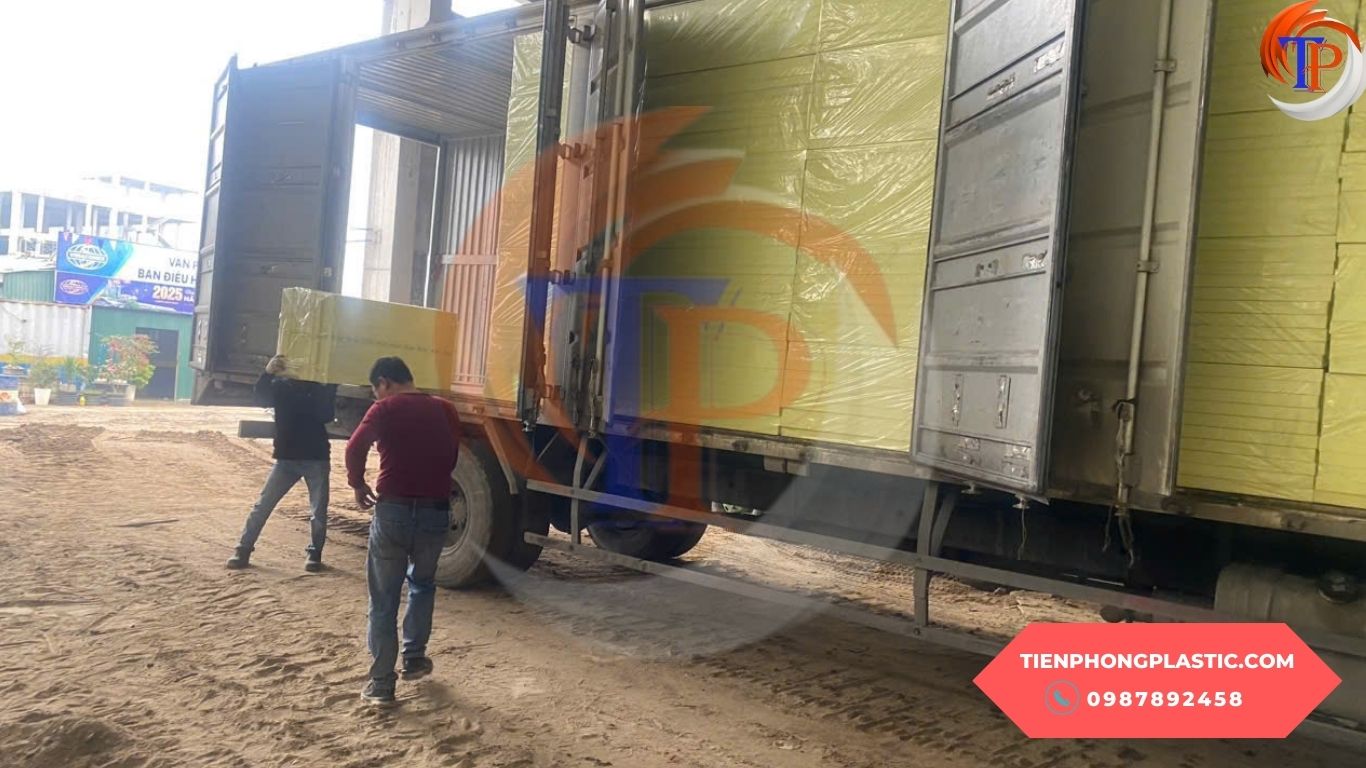 Tiến Phong Plastic vận chuyển xốp XPS tới tận chân công trình