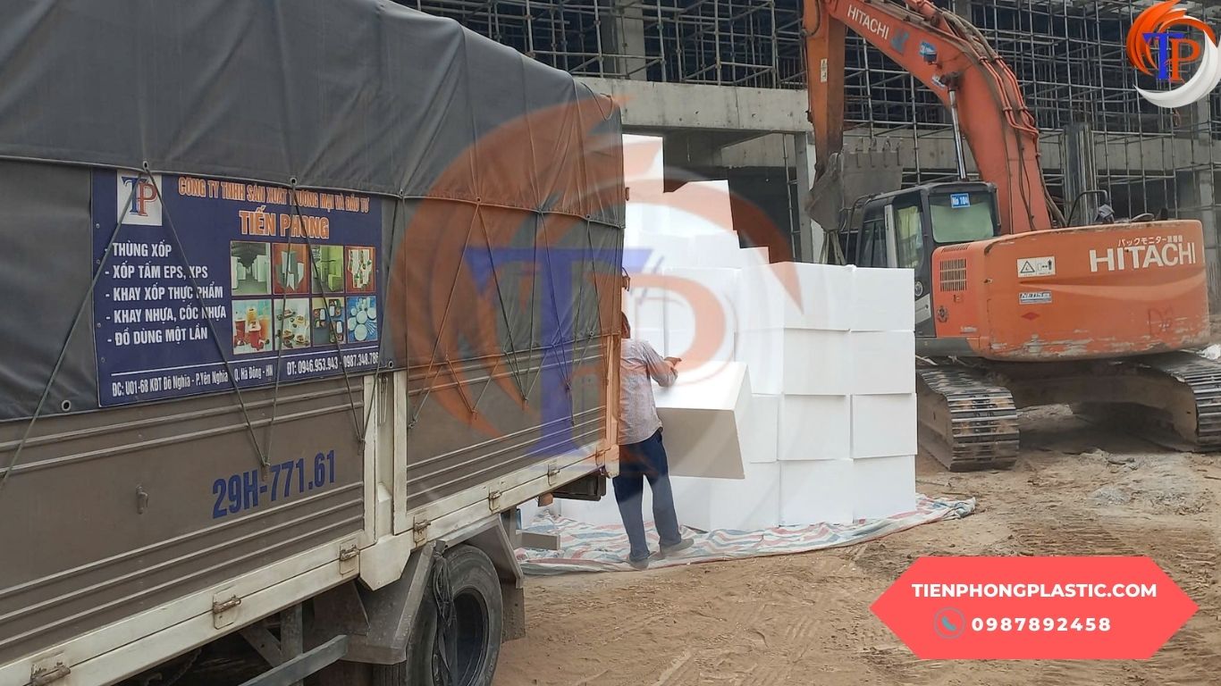 Tiến Phong Plastic vận chuyển xốp khối EPS đến tận chân công trình