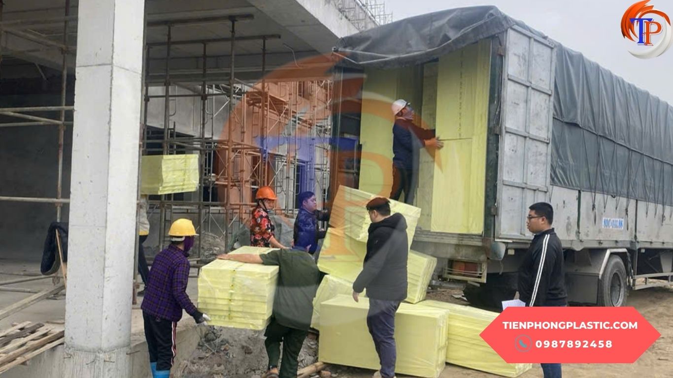Tiến Phong Plastic giao xốp XPS dày 3cm tới công trình xây dựng