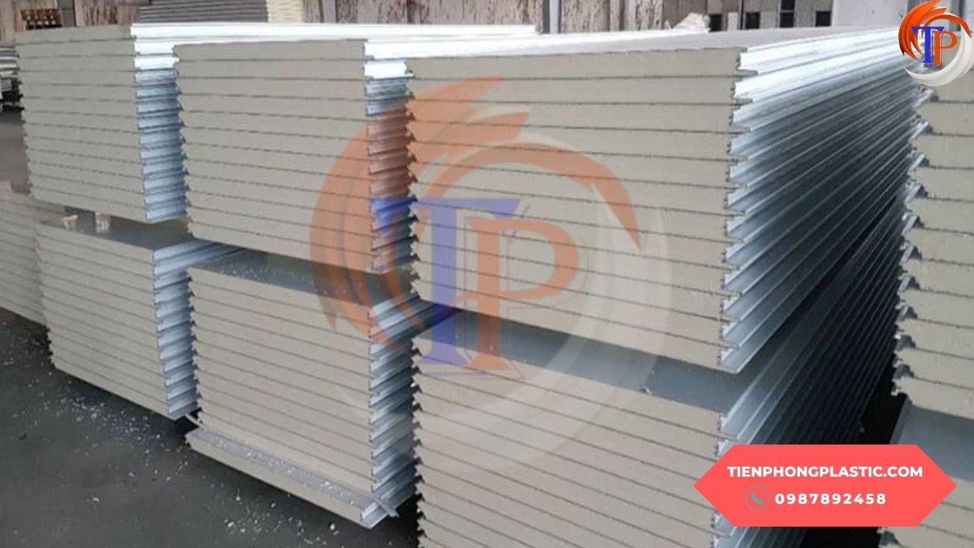 Xốp Cách Nhiệt Takani - Sản phẩm cao cấp gồm 3 lớp với bề mặt xi măng polyme và lõi PIR.