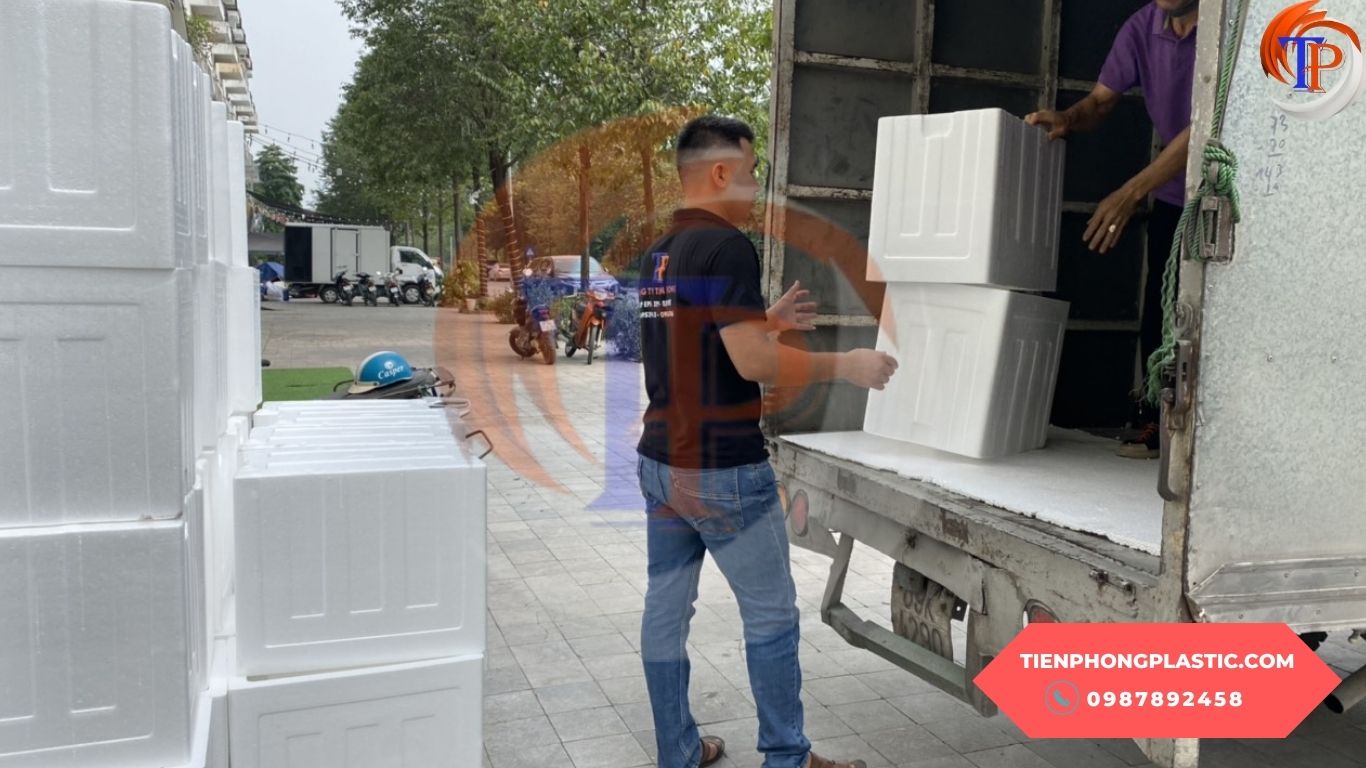 Giao thùng xốp cách nhiệt cho khách hàng