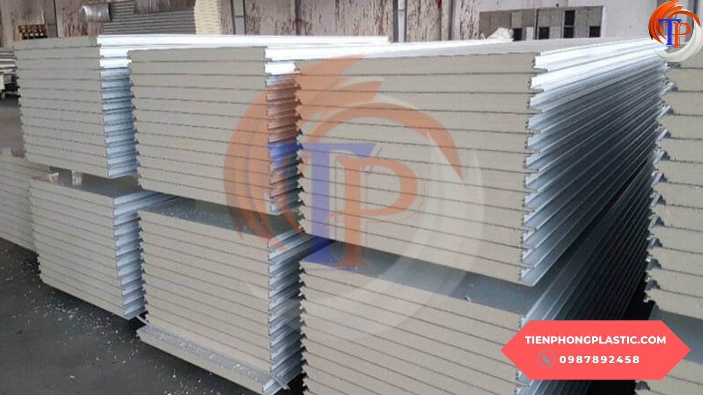 Sản phẩm ứng dụng công nghệ Nhật Bản với cấu tạo 3 lớp: 2 lớp xi măng polyme đặc chủng và 1 lớp lõi PIR.
