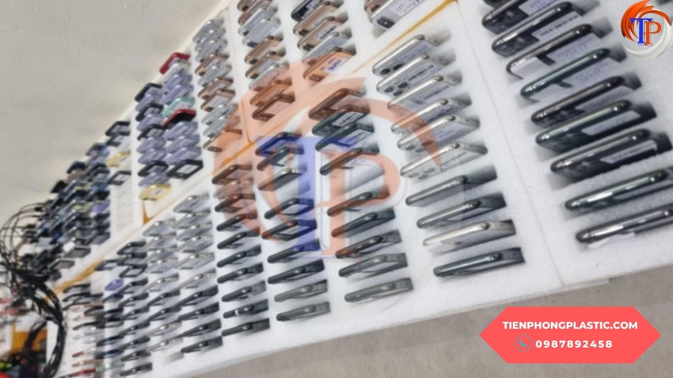 Khay xốp PE Foam định hình đựng điện thoại: Giải pháp bảo vệ tối ưu từ Tiến Phong Plastic. Nhận báo giá & ưu đãi lớn