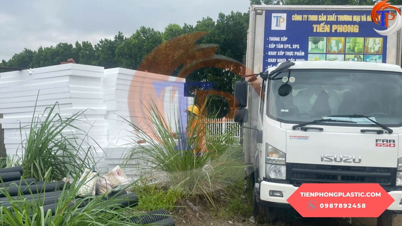 Tiến Phong Plastic vận chuyển tấm xốp EPS tới công trình khách hàng